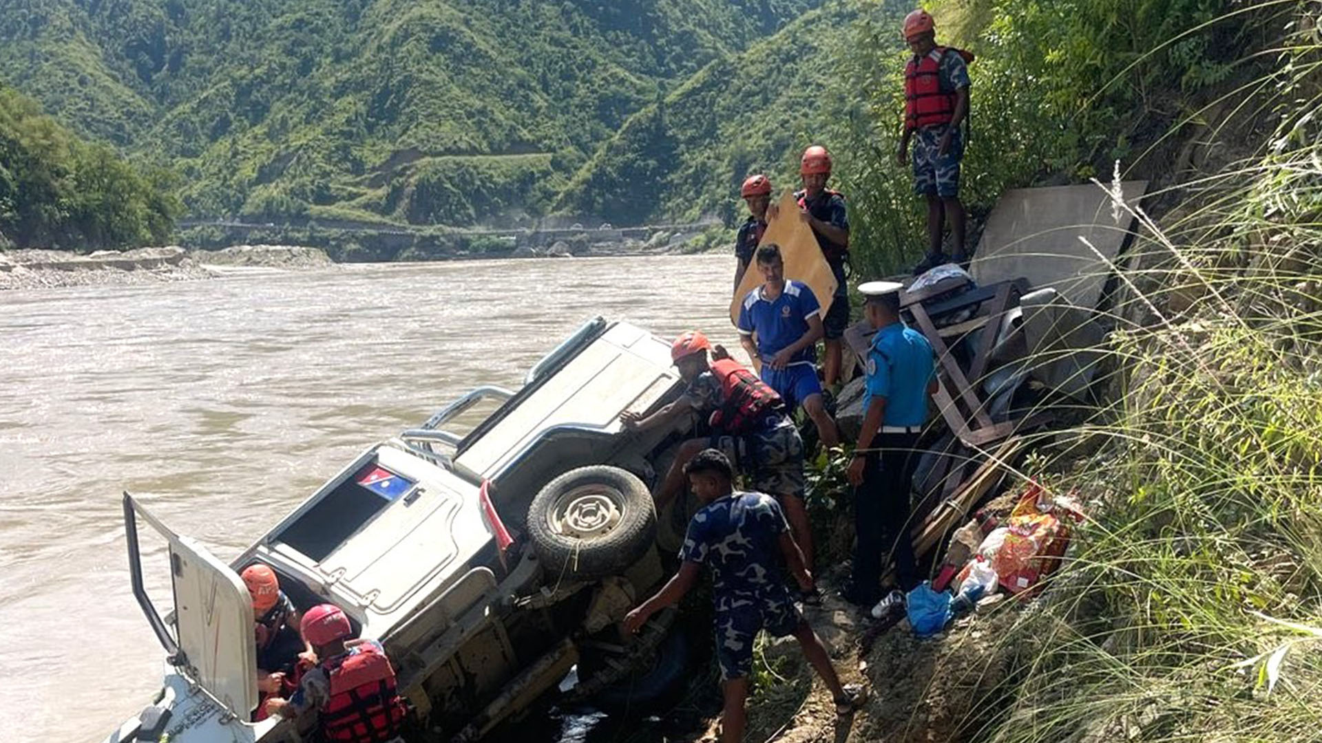 रामेछापमा बोलेरो दुर्घटना : सुनकोशीमा खस्दा १३ जना घाइते