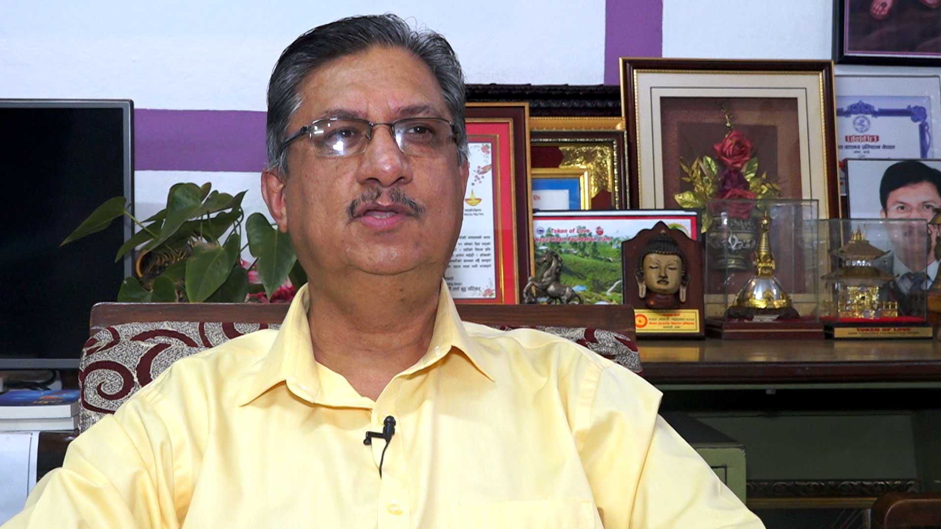 डा. रेग्मीको चेतावनी: “दशैंमा बासी मासु, रक्सी र चिल्लो परिकार घातक हुनसक्छ”:डा. रेग्मीको चेतावनी