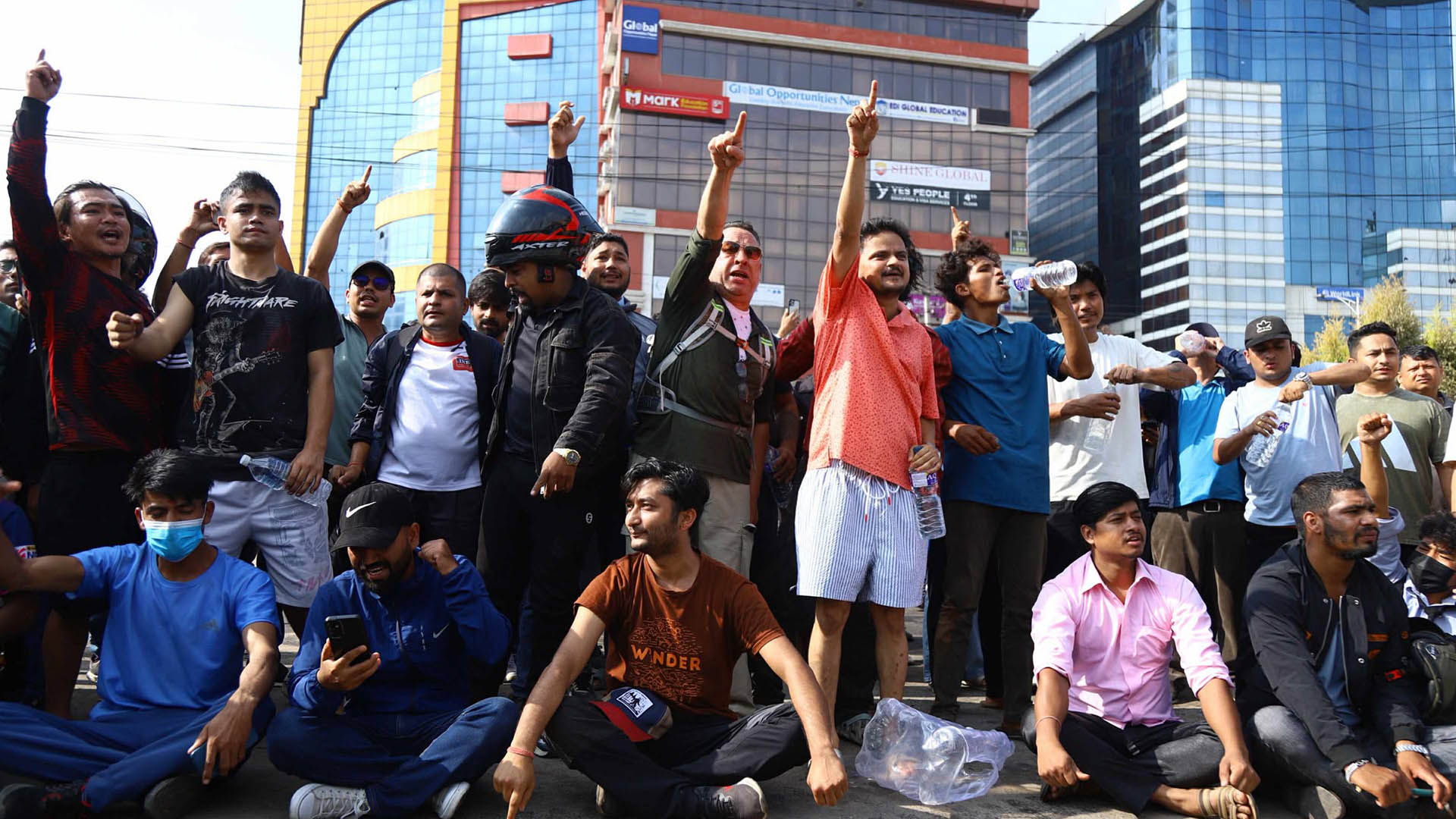 कर्फ्युबीच नयाँबानेश्वरमा जेनजीको प्रदर्शन निरन्तर, संसद् भवन अगाडि भेला