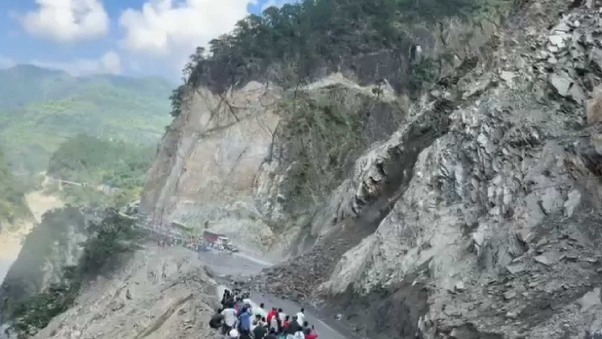 तुइन खोलामा पहिरो खस्दा नारायणगढ–मुग्लिन सडकखण्ड पुनः अवरुद्ध!