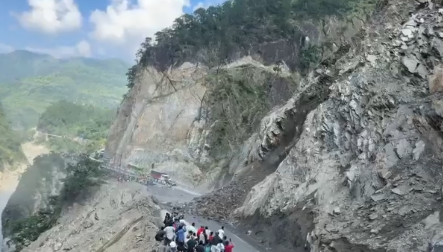 नारायणगढ–मुग्लिन सडकखण्ड पुनः अवरुद्ध, तुइन खोलामा फेरि पहिरो