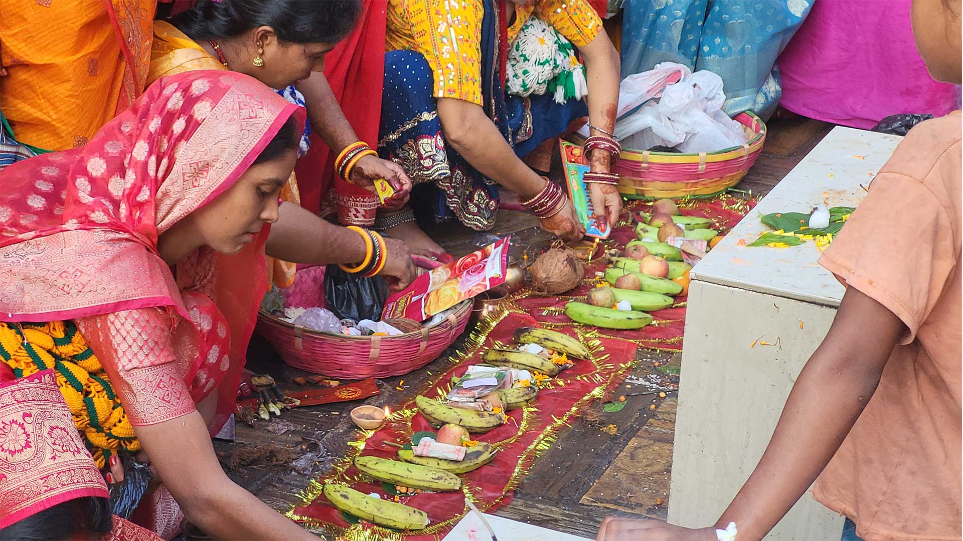 दुर्गा पूजामा मिथिलाञ्चलको अद्वितीय संस्कार—खोइँछ भर्ने विधिमा महिलाको सहभागिता