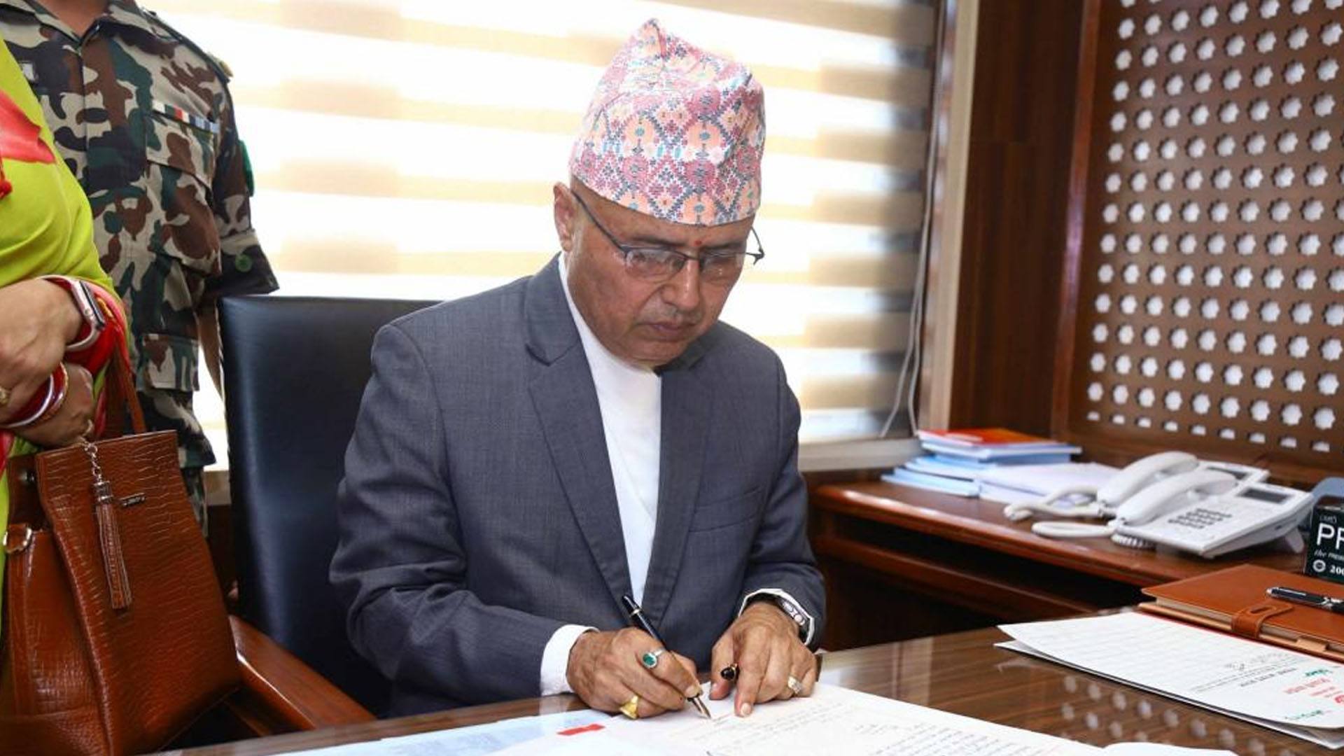 नवनियुक्त अर्थमन्त्री रामेश्वर खनालले शपथपछि पदभार सम्हाल्नुभयो!