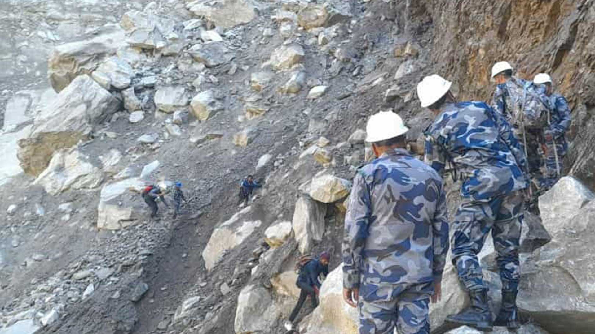 दोलखाको लप्ची गुम्बाबाट फर्कँदै बाटोमै अलपत्र परेका चार विदेशी पर्यटकको संयुक्त उद्धार