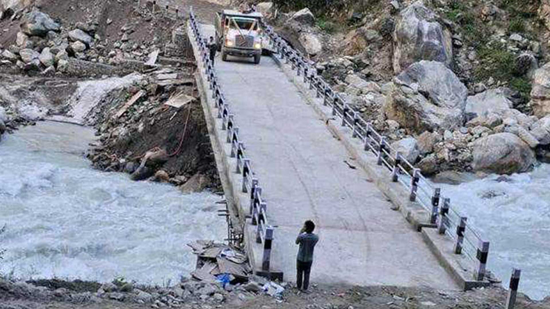 मनाङको दूधखोला पुल नौ वर्षपछि निर्माण सम्पन्न, सञ्चालनमा आएपछि स्थानीय र विद्यार्थीलाई सहजता