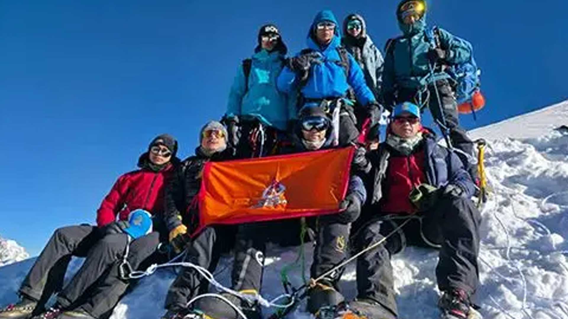 सशस्त्र प्रहरीको ऐतिहासिक आरोहण: डीएसपी पौडेल टोलीले चुलु फार ईस्टमा नेपालको झण्डा फहरायो!