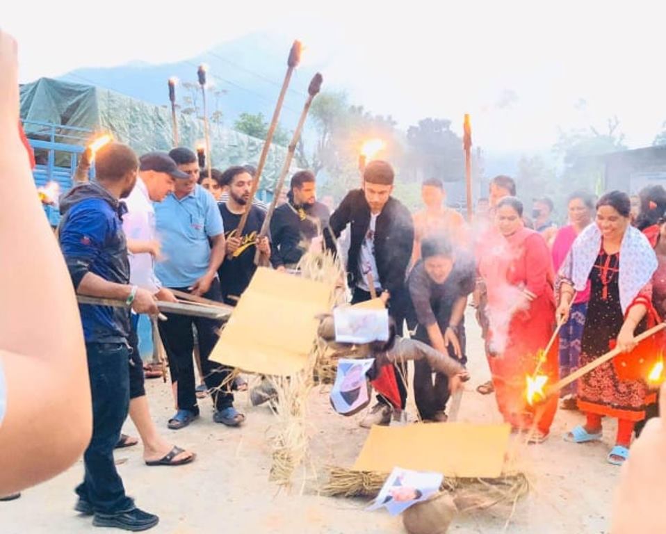 सगरमाथा हड्पन खोज्दा चीनको चौतर्फी विराेध, सी चिङपिङकाे पुत्ला दहन