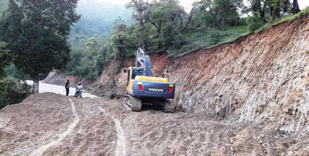 कामदार अभावमा मध्यपहाडी राजमार्गमा कालोपत्र प्रभावित