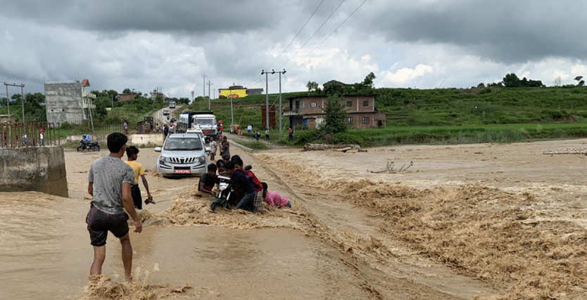 कुखुराका चल्ला बोकेको गाडी खोलाले बगायो