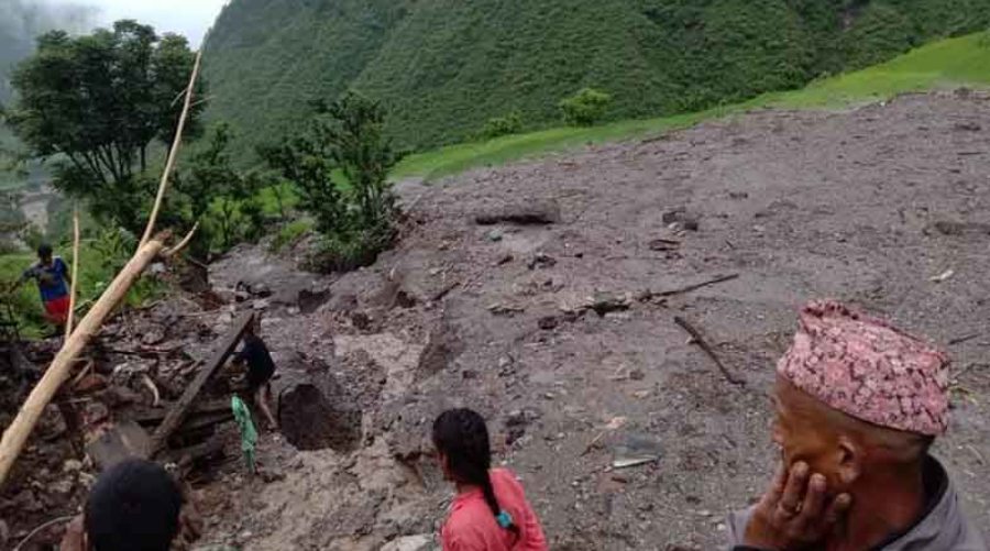 पहिरोमा पुरिएर एकै परिवारका ५ जनाको मृत्यु, एकको जिवितै उद्वार