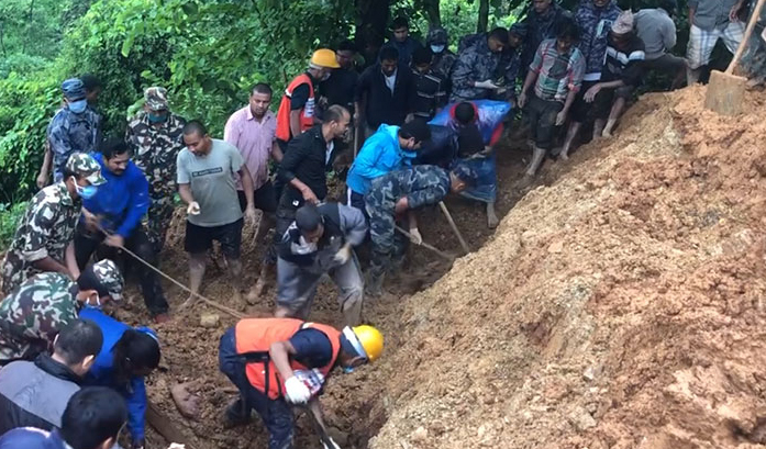 स्याङजामा पहिरोमा परि एकै परिवारका ९ सहित १० जनाको मृत्यु