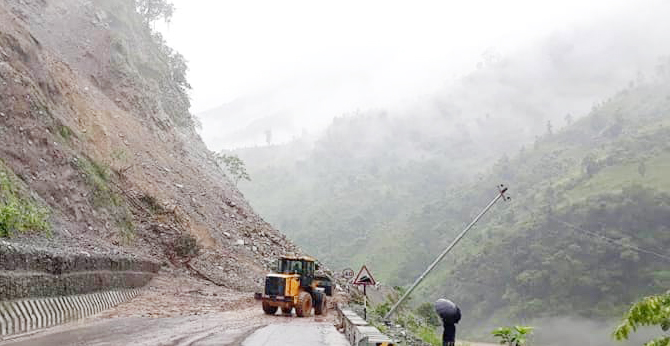 पहिरोले नारायणगढ–मुग्लिन सडक पुनः अवरुद्ध