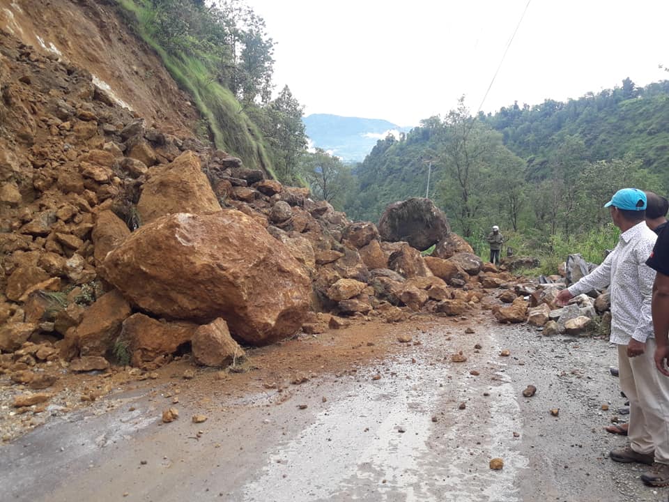 सहस्रधारामा निरन्तर पहिरो,  दैनिक घण्टौँ रोकिन्छन् सवारी साधन