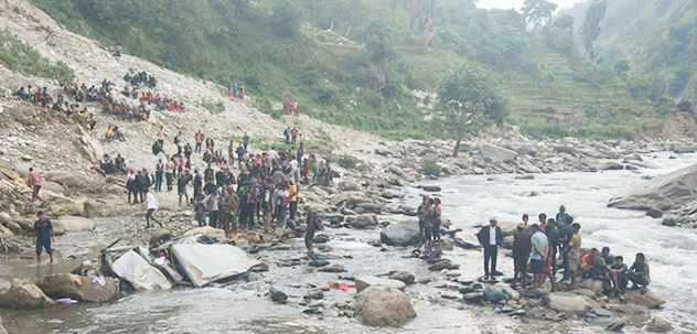 दुर्घना प्रकरणः मृतकका आफन्तले चालकको घर र पसल जलाए