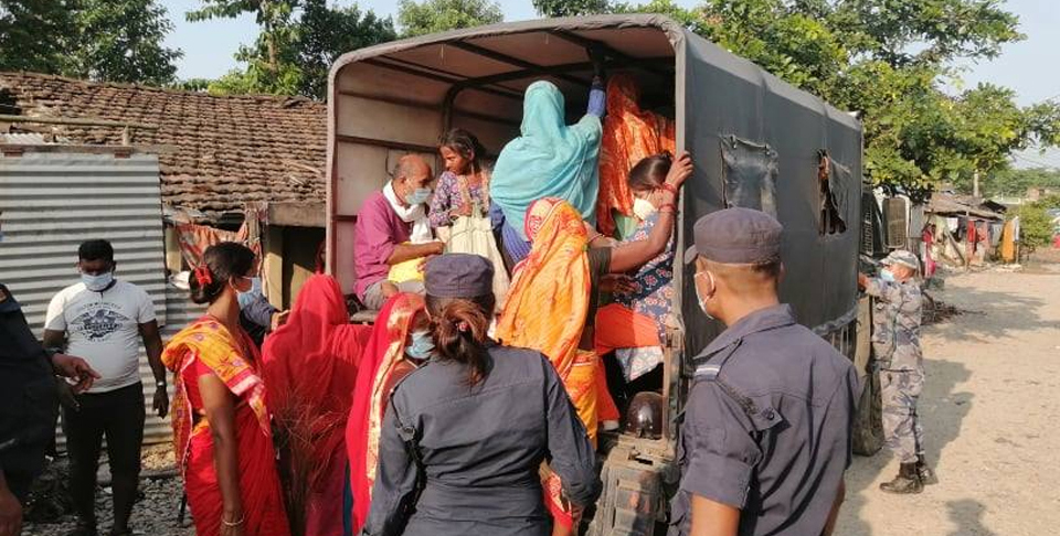 भारतीय वजार जानेलाई च्याप्प पक्रदै क्वारेन्टाईनमा पठाउँदै