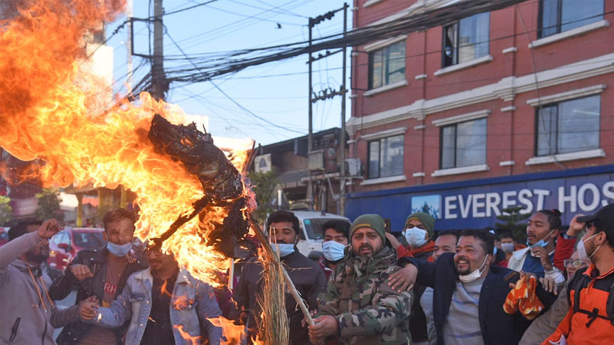 संसद विघटनको विरोधमा प्रधानमन्त्रीको पुत्ला दहन