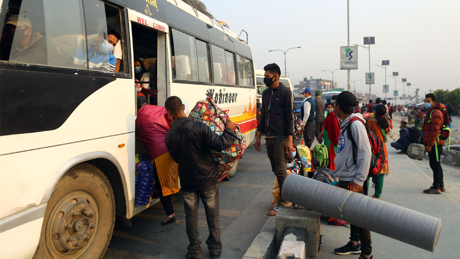 कोरोना फैलिएपछि काठमाण्डौं छोड्नेको लर्को, १ लाखले छोडे उपत्यका