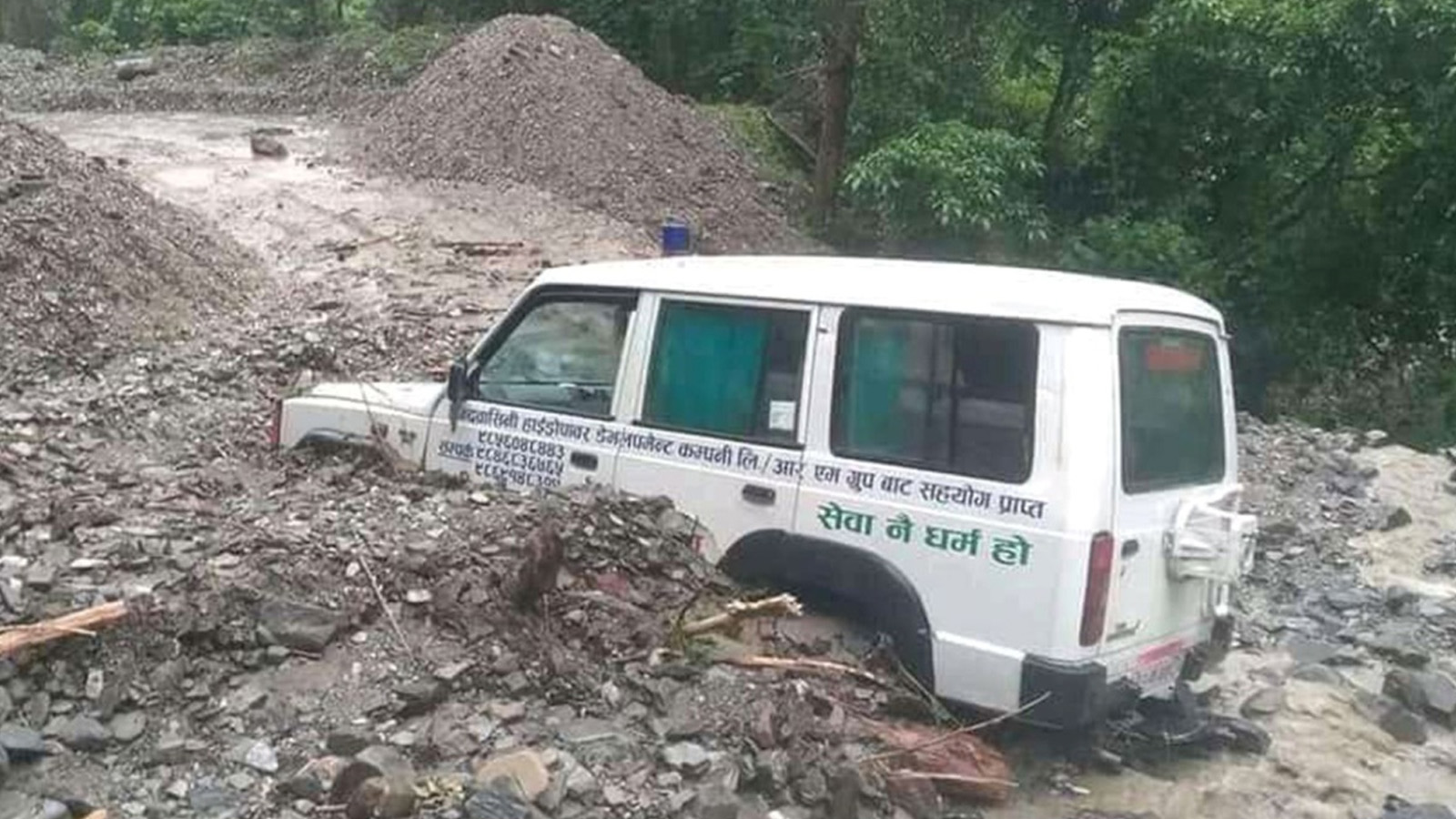 पहिरोले एम्बुलेन्स पुरेपछि बिरामीको मृत्यु, चालकले भागेर ज्यान वचाए