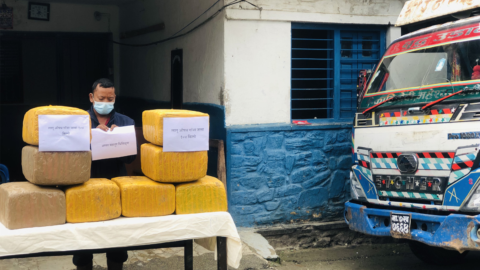 १०४ किलो गाँजा वोकेको ट्रक र चालक प्रहरी नियन्त्रणमा