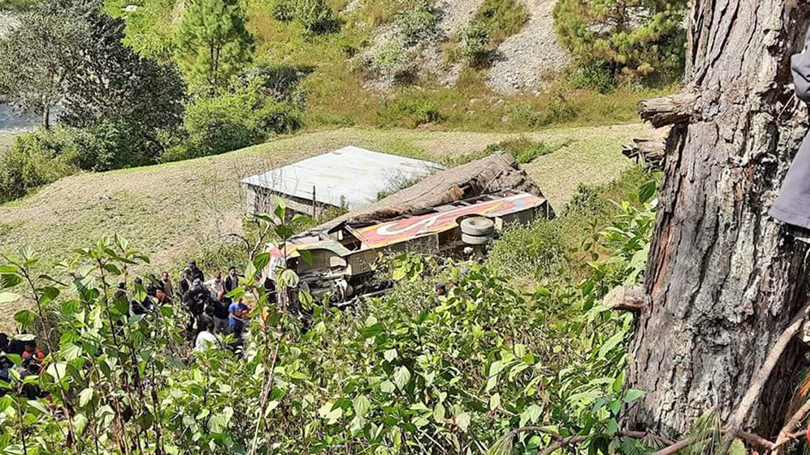 सल्यानमा बस दुर्घटना १२ जनाको मृत्यु, १० जनाको सनाखत