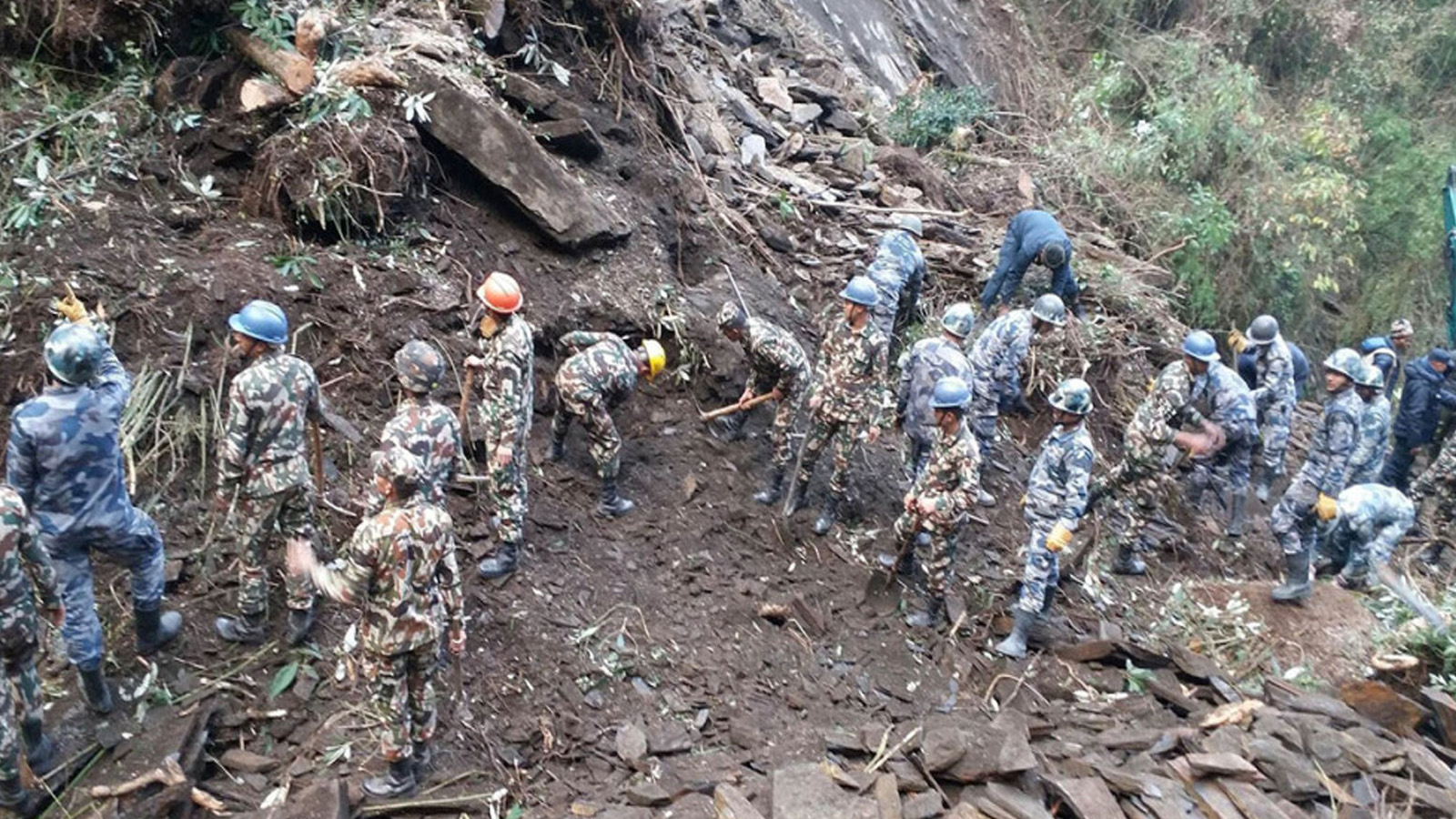 धादिङमा डोजरसँगै पुरिएका तीनै जनाको अवस्था अझै अज्ञात