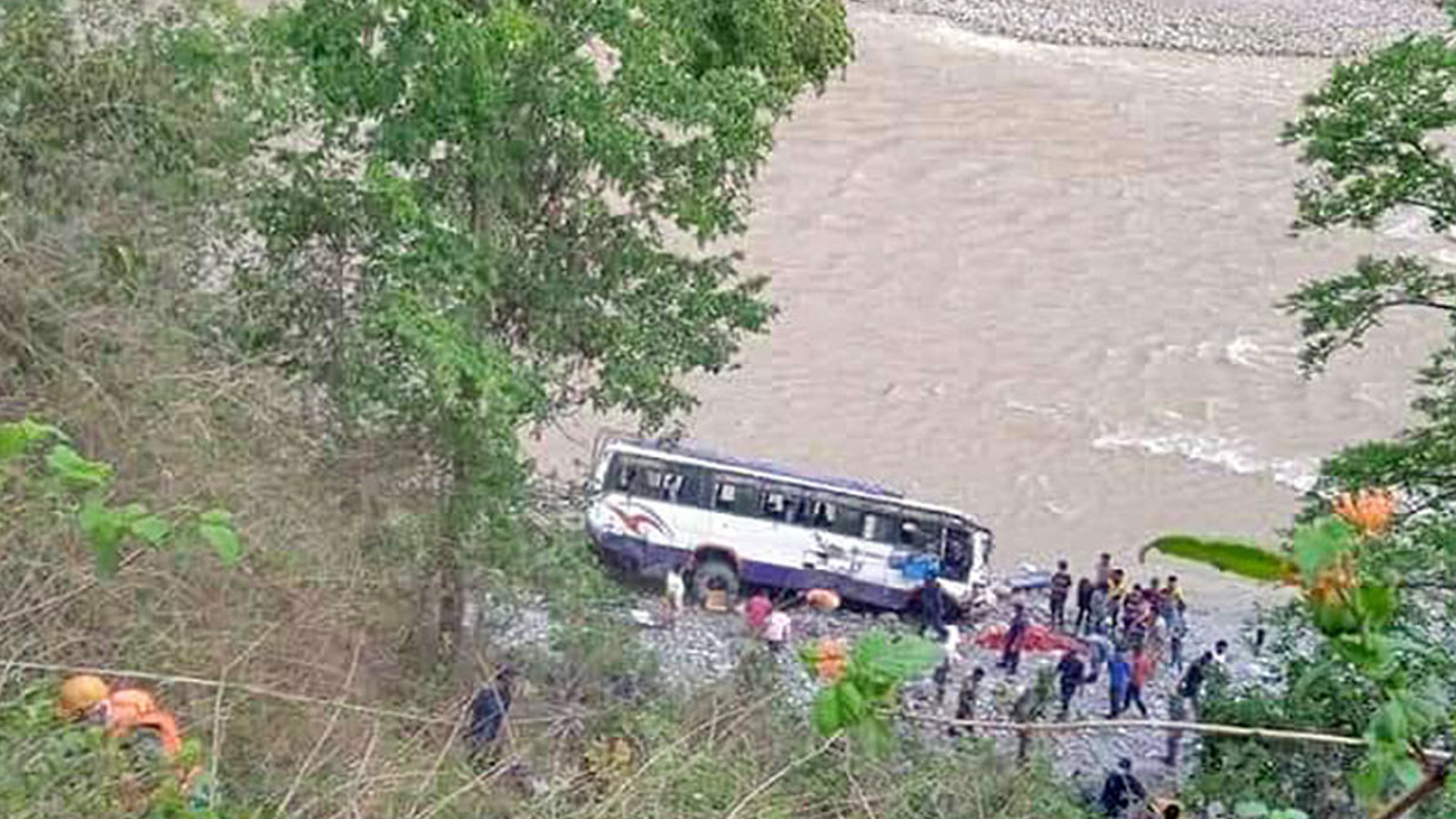 बस दुर्घटना हुँदा १३ जना घाईते, १८ महिने बालक वेपत्ता