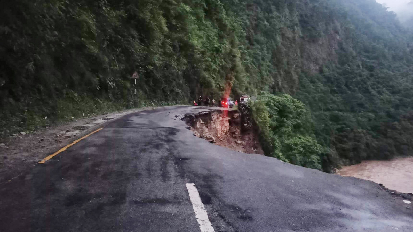 आँबुखैरनीमा सडक भासिँदा वगेको कार र दुईटा शव भेटियो