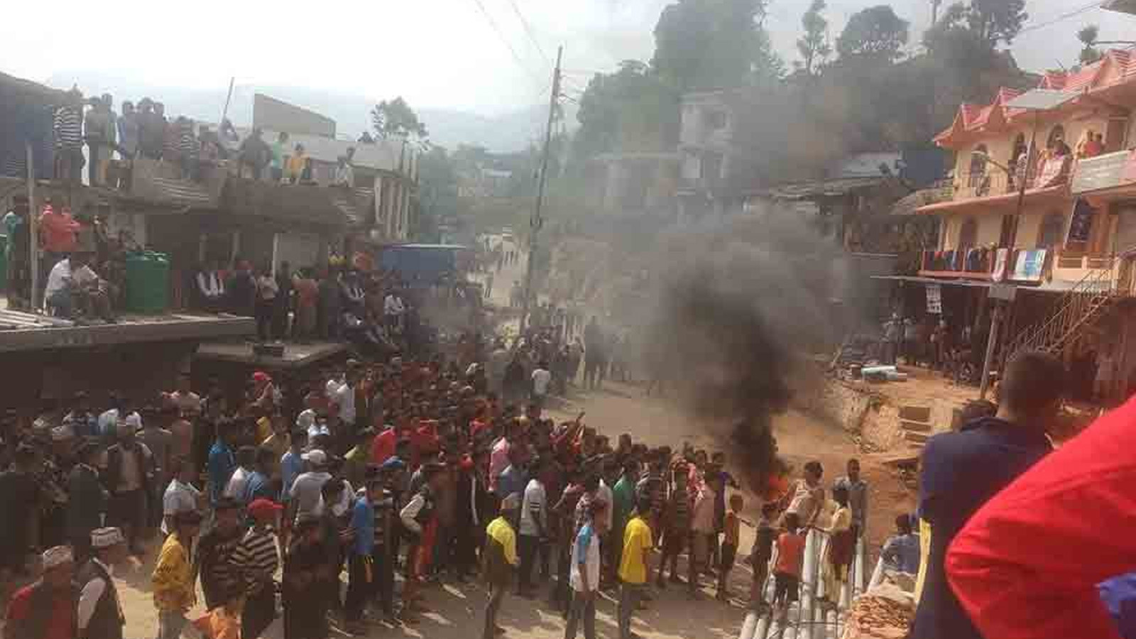 अछाममा युवकको मृत्यु प्रकरणले तनाव वढेपछि प्रहरीले गोली चलायो