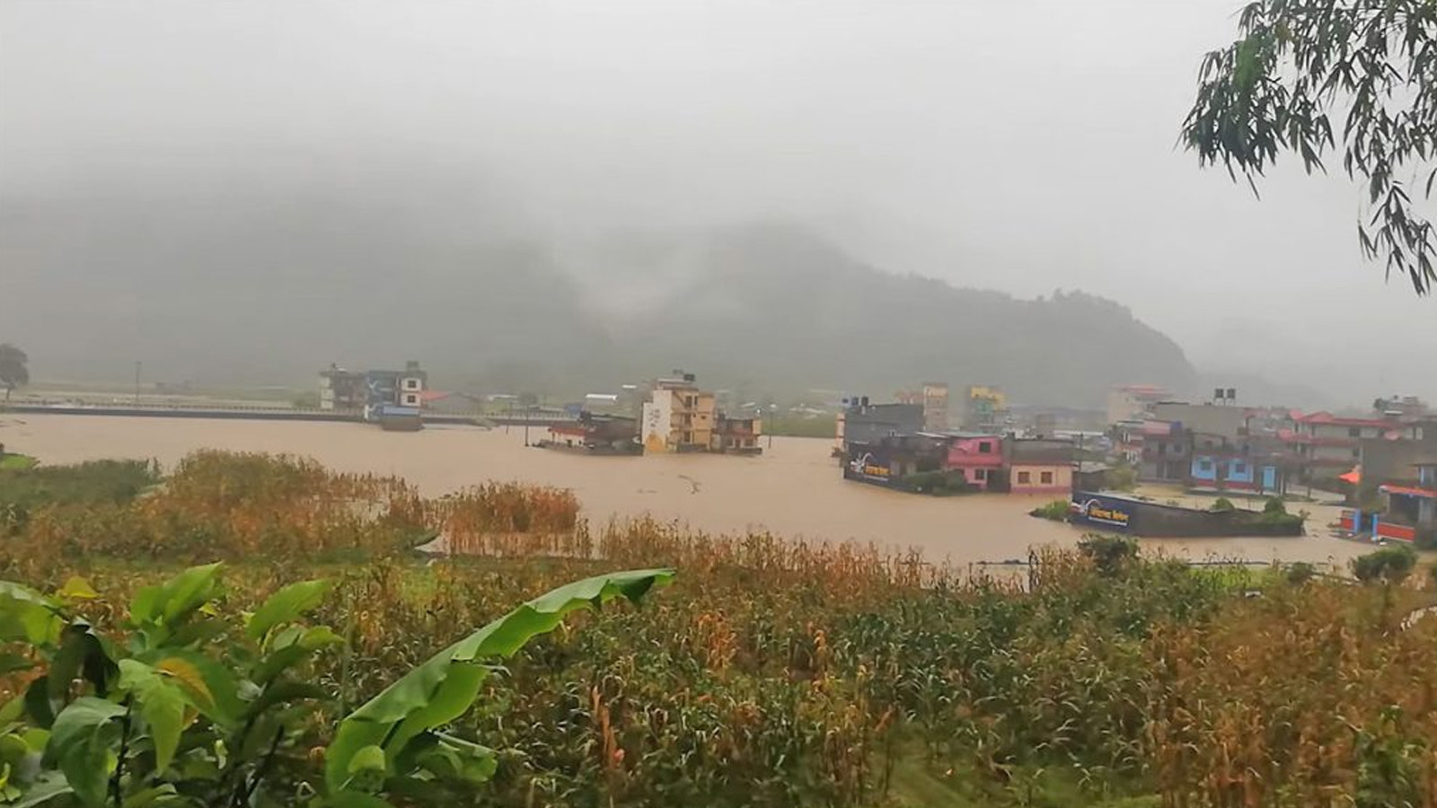 पोखराको सुइँखेतमा वाढि र पहिरोः स्थानीयलाई उद्वार गरी मन्दिरमा संरक्षण