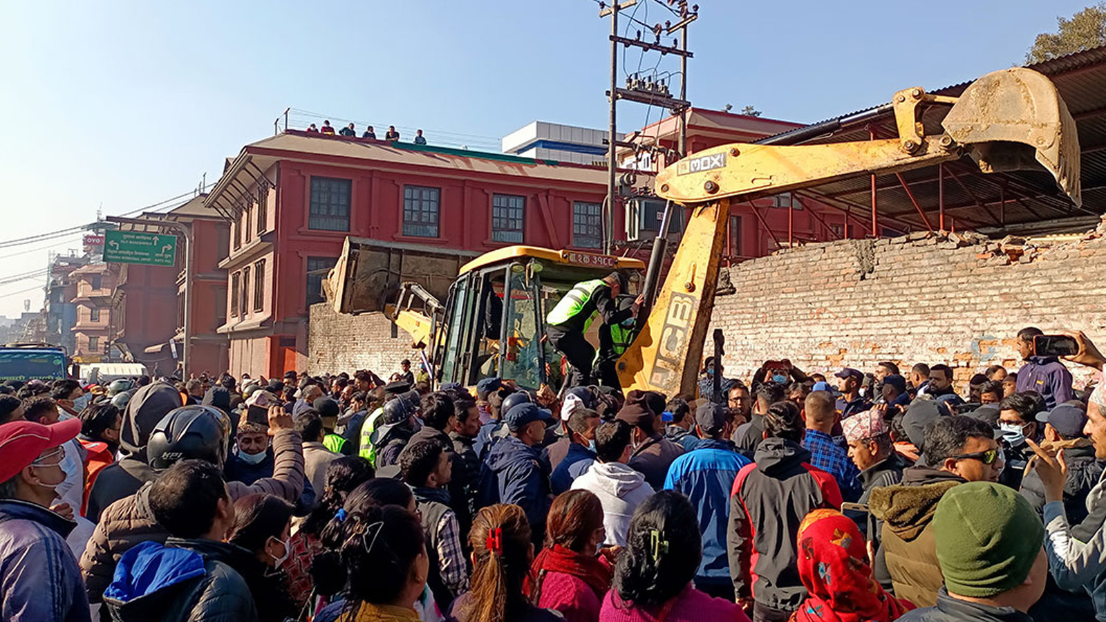 पशुपति क्षेत्र विकास कोषको जग्गामा मारवाडी सेवा समितिको रजाईँ, अवैद्य संरचनामा चल्यो डोजर