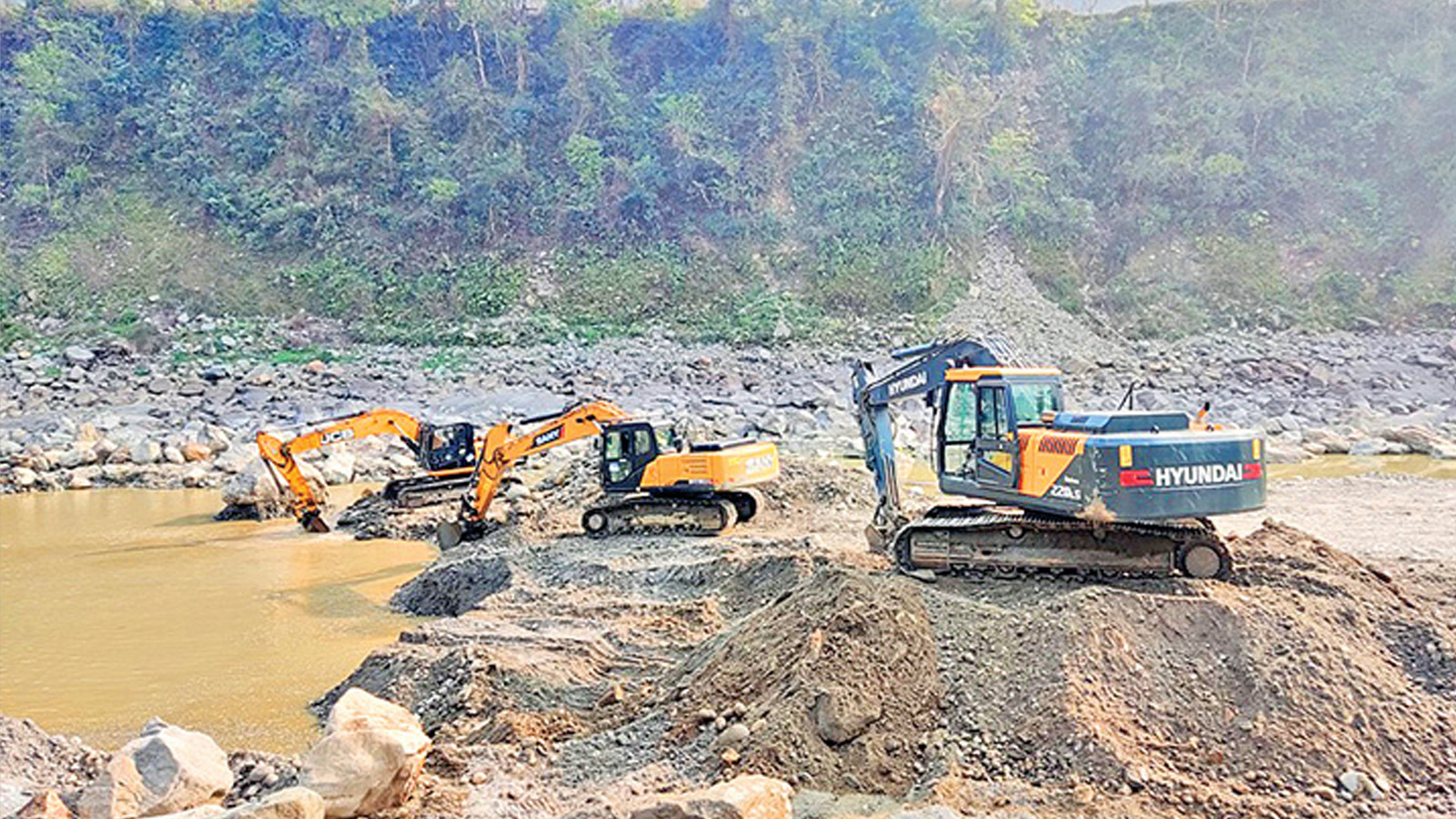 चीनियाँ कम्पनीद्वारा प्राकृतिक स्वरूप नै बिगार्ने गरी एक्स्काभेटर लगाएर नदीको दोहोन