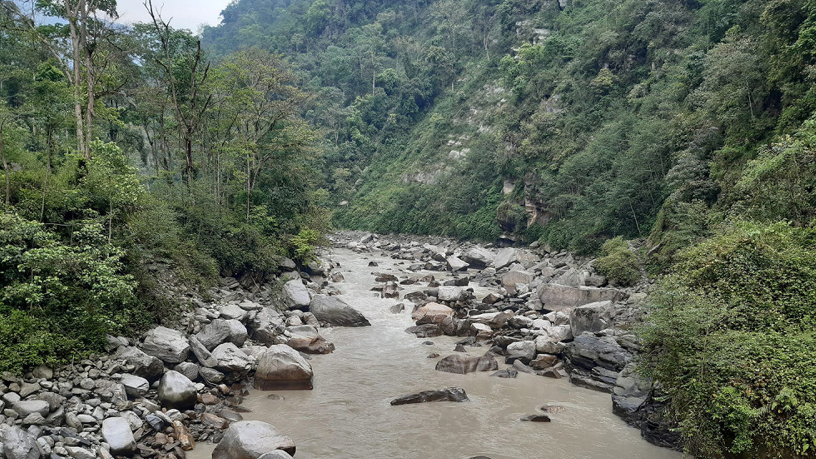 अरुण तेस्रोको ड्याम साईटको टनेलमा सुख्खा पहिरो खसेर नदी थुनियो