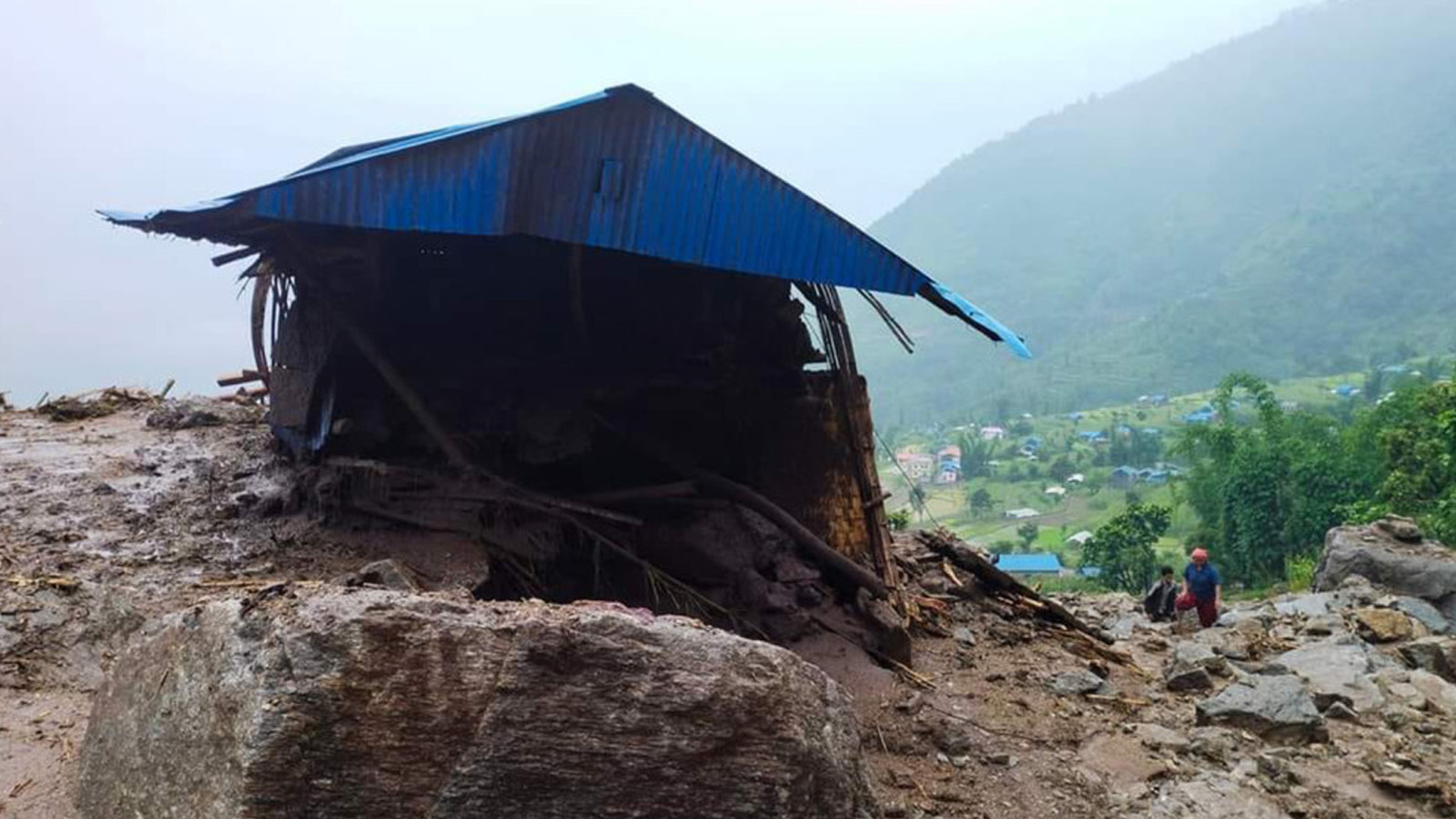 ओखलढुंगामा पहिरोले पुरिएर बुवा–आमा र छोरीको मृत्यु, छोरा बेपत्ता