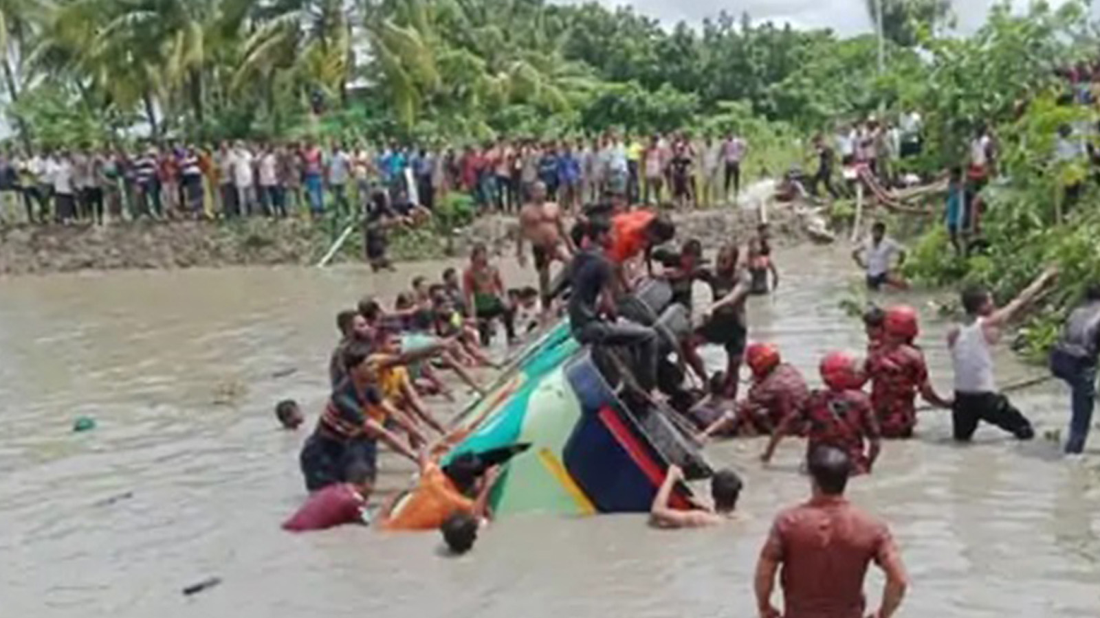 ५२ जना यात्रु बोकेको बस पोखरीमा खसेर दुर्घटना हुँदा १७ जनाको मृत्यु