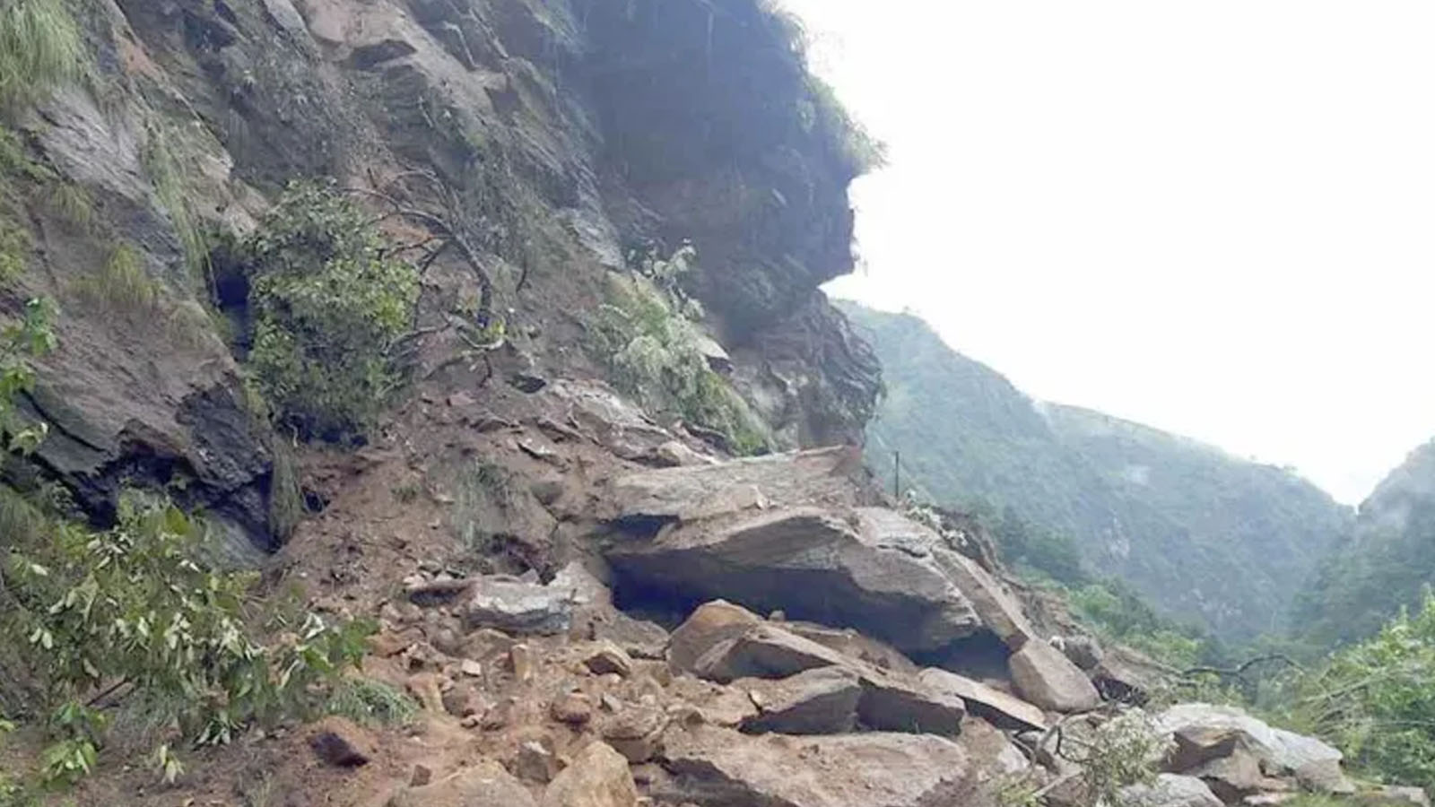 उपचार गराएर फर्किंदै गरेका प्रहरीको पहिरोमा झरेको ढुंगाले लागेर मृत्यु