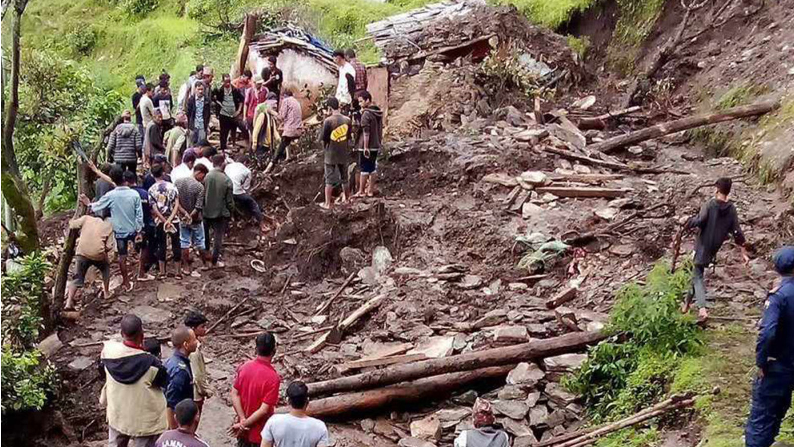 पहिरोले घर पुरिँदा आमाछोराको मृत्यु, तीन जना घाइते