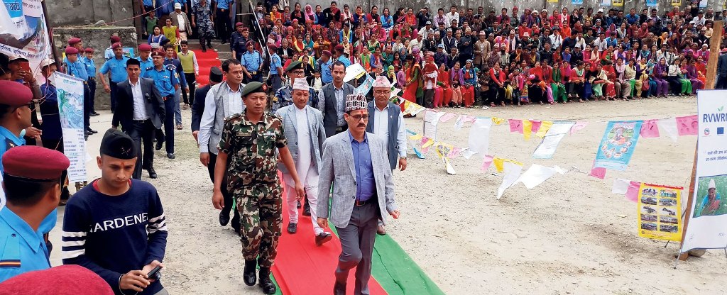 खुला दिसामुक्त कार्यक्रममा राजाजस्तै रातो तुलमा हिँडे मुख्यमन्त्री