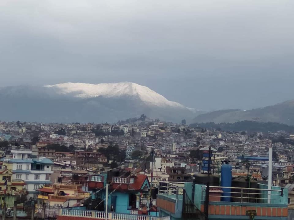 काठमाडौं वरपर हिमपात, घरकै छतबाट देखियो मनमोहक दृश्य (फोटोफिचर)