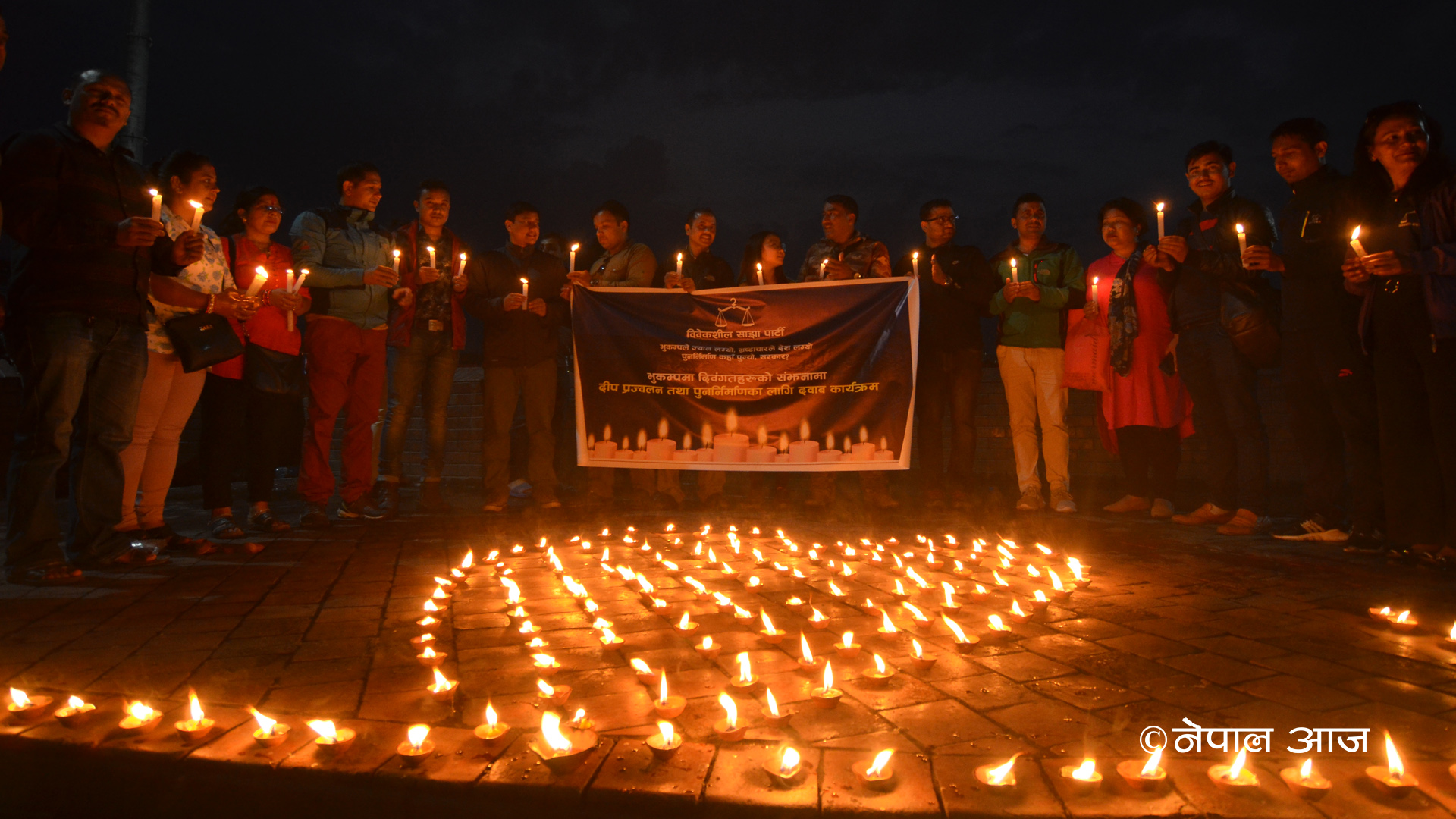 सम्झनामा महाभुकम्प २०७२ का दिवंगतहरु, विवेकशील साझाद्वारा दीप प्रज्वलन