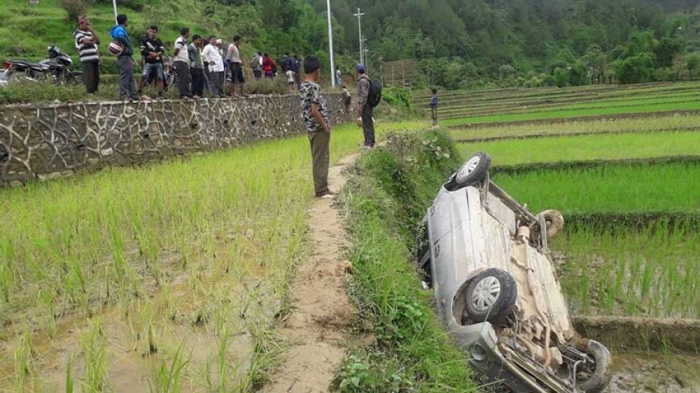 रोपेको खेतमा कार दुर्घटना, पाँचजना घाइते