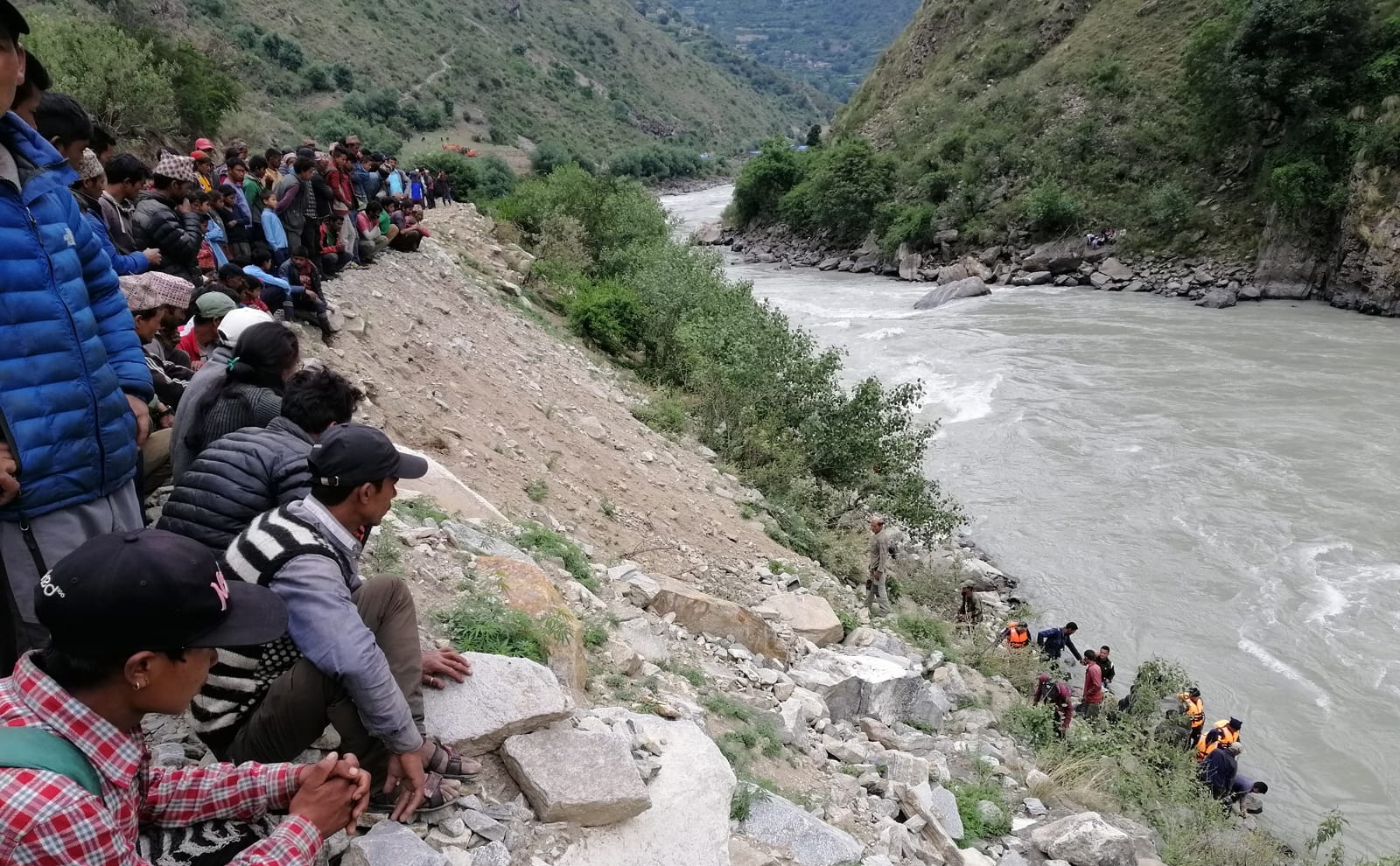 गोताखोरले पनि भेटाउन सकेन हराएको जीप