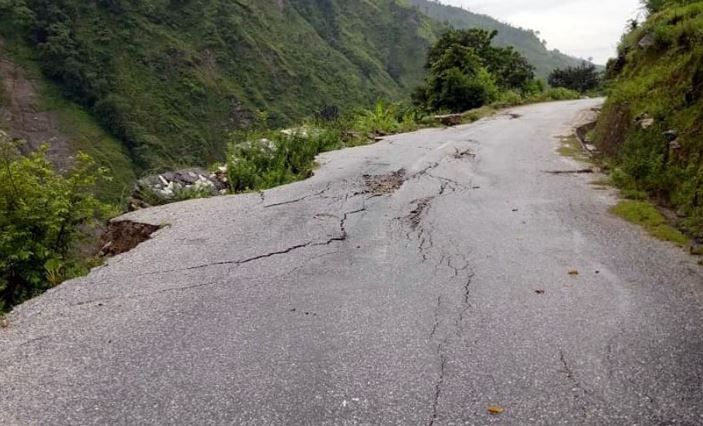 साँफे मार्तडीमा पहिरो जाँदा यातायात ठप्प