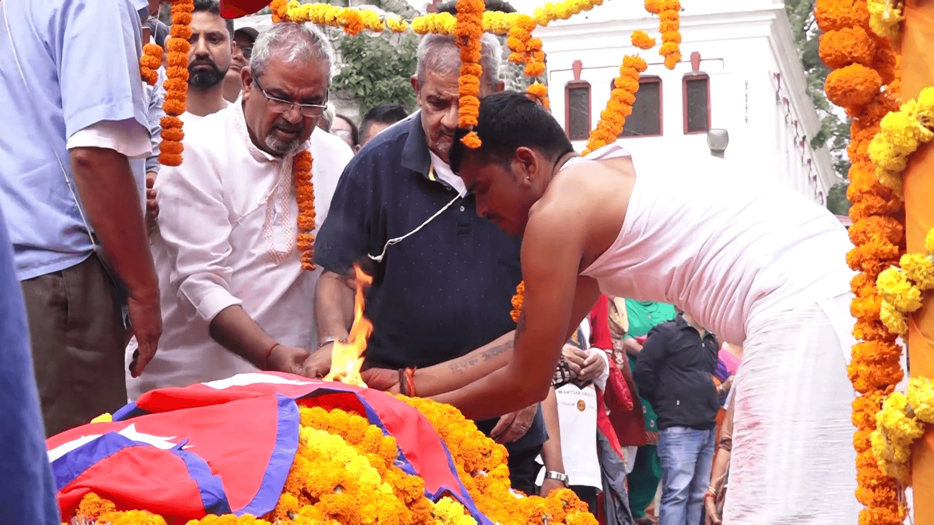 दीक्षितको पशुपति आर्यघाटमा राष्ट्रिय सम्मानसाथ अन्त्येष्टि