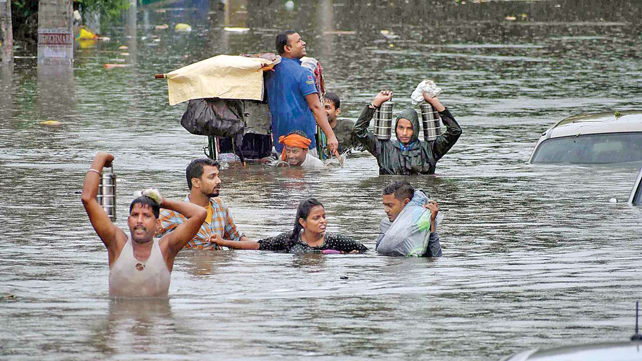 भारतमा बाढीकाे वितण्डा, १०० बढीको मृत्यु