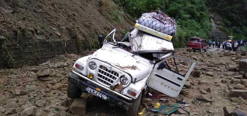 गुडिरहेको सवारी पहिरोले पु-याे एकको मृत्यु, ४ जना घाइते