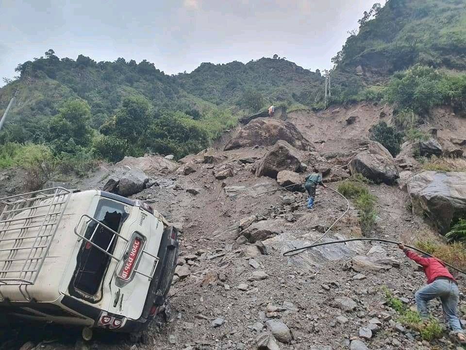 पहिरोले जीप पुरियो, यात्रुले भागेर बचाए ज्यान