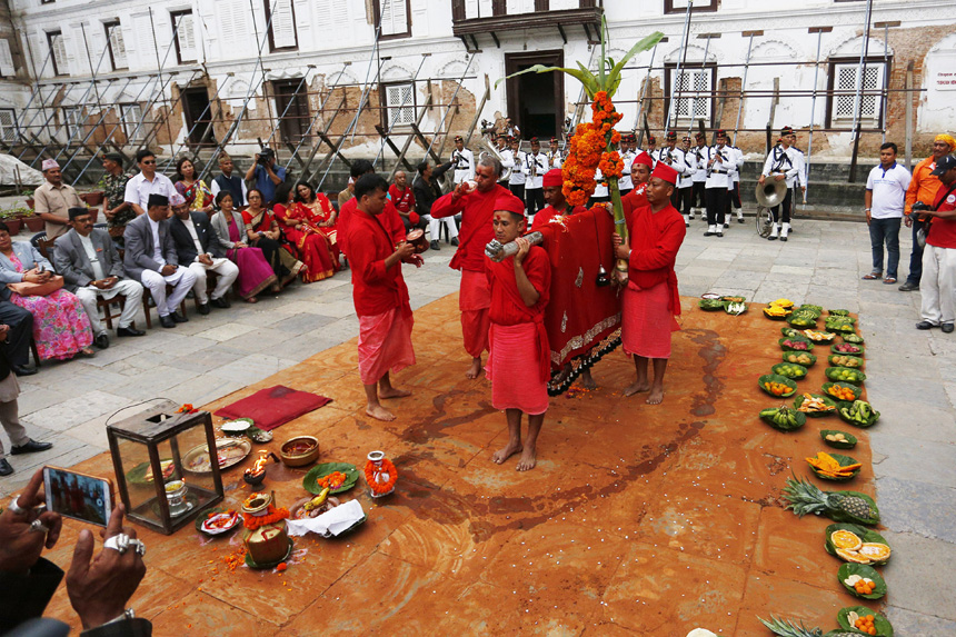 आज फूलपाती, घर घरमा भित्र्याईँदै 