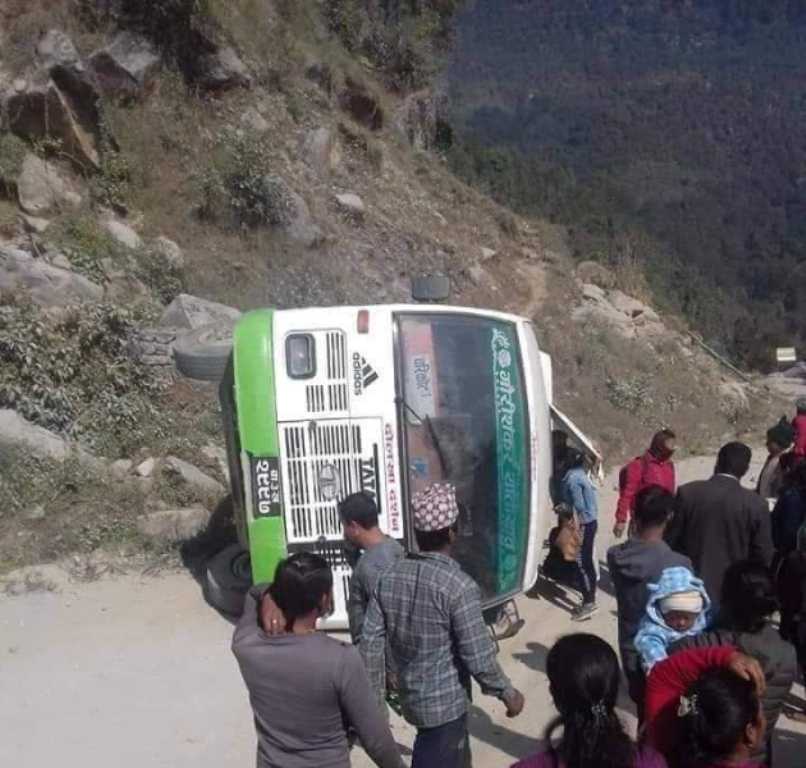 दोलखामा बस दुर्घटना, एक महिलाको मृत्यू