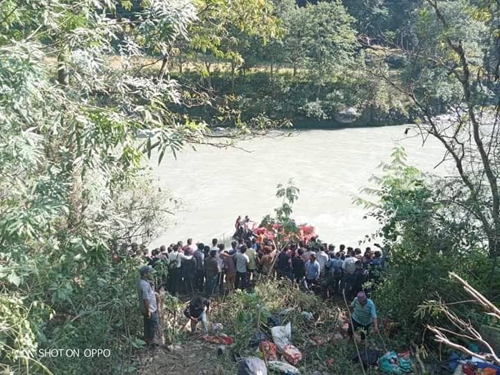 सिन्धुपाल्चोकको सुकुटेमा बस दुर्घटना, सुनकोशी नदीमा बस खस्यो 