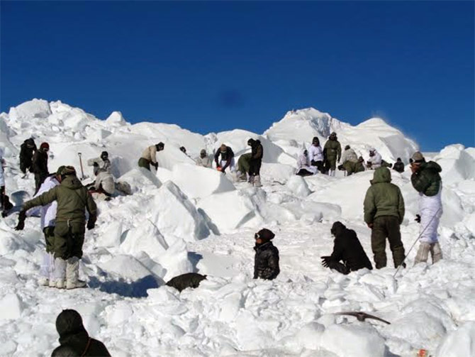 कश्मीरमा हिमपहिरोमा परी ६ जनाको मृत्यु